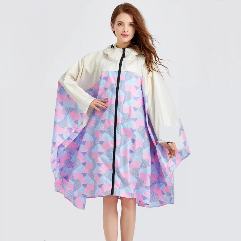 Poncho imperméable femme pastel, blanc et violet. Il est léger, séchage rapide, coupe poncho élégante. Parfait sorties pluvieuses, vélo et voyages.