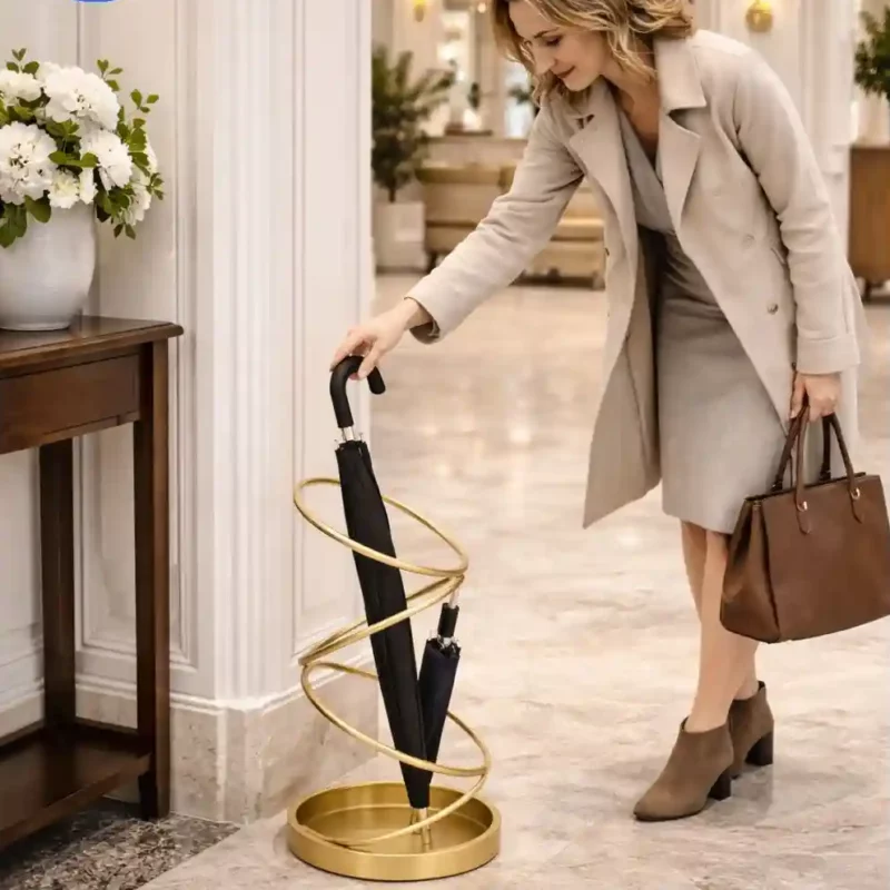 Porte-parapluie original doré à spirale, design décoratif haut de gamme, rangement stable pour parapluies élégants en intérieur.