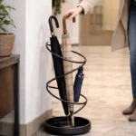 Porte-parapluie original noir à spirale, structure moderne en métal, gain de place et rangement soigné pour entrée design.
