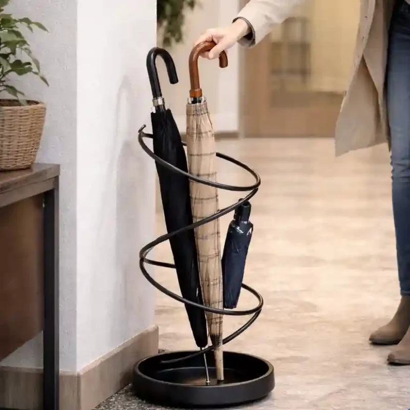 Porte-parapluie original noir à spirale, structure moderne en métal, gain de place et rangement soigné pour entrée design.