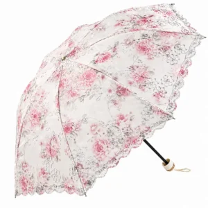 Parapluie mariage ivoire fleuri rose avec dentelle fine, style romantique et féminin idéal pour mariage champêtre ou séance photo.