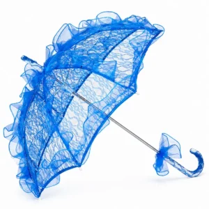 Ombrelle mariage froufrou bleue en dentelle transparente, accessoire original pour cérémonie ou shooting créatif.