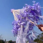 Ombrelle mariage violet clair avec design floral raffiné, parfaite pour shooting photo bohème chic et ambiance poétique.