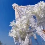 Ombrelle mariage blanche transparente ornée de fleurs fines et rubans, style japonais délicat parfait pour shooting photo et cérémonie romantique.