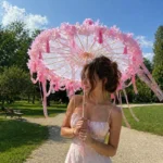 Ombrelle mariage rose poudré avec fleurs délicates et détails raffinés, parfaite pour cérémonie élégante et photos lumineuses en extérieur.
